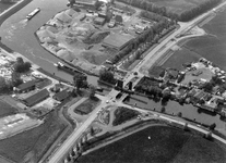 847503 Luchtfoto van de openstaande Eembrug bij Baarn in de Bisschopsweg (de T06, de tertiaire provinciale weg ...